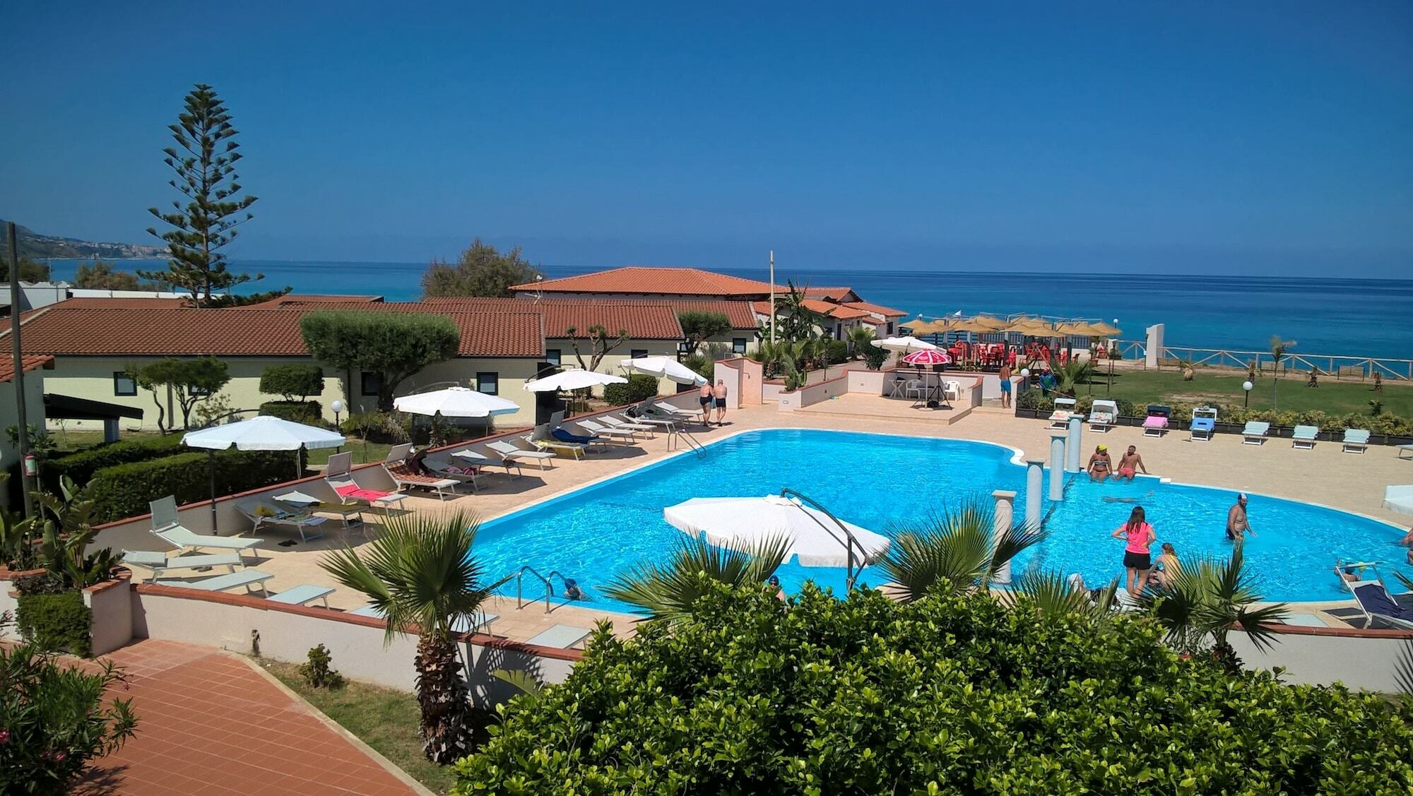 Villaggio Borgo Marino Дзамброне Екстериор снимка